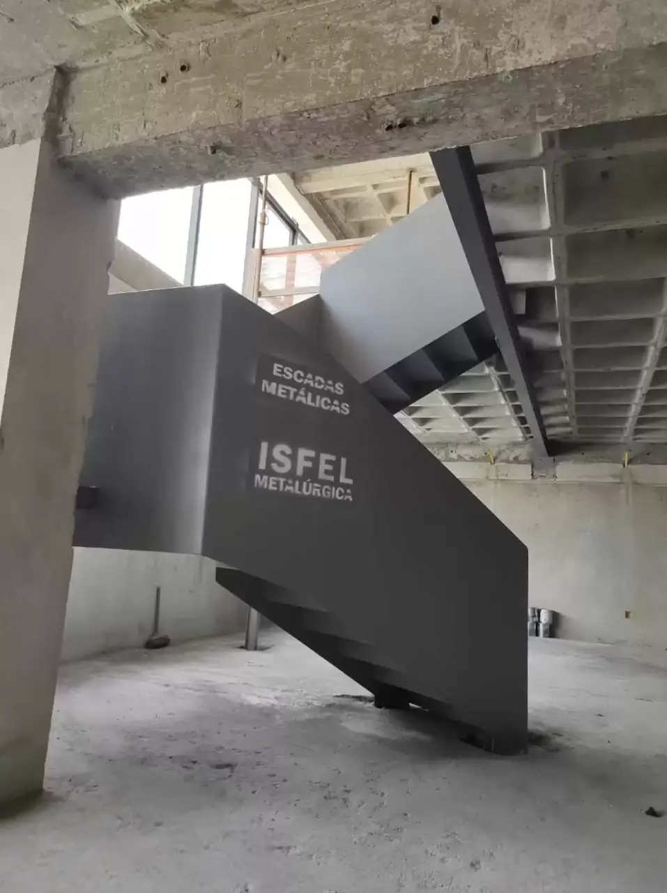 Escada Metálica em U | Isfel Metalúrgica