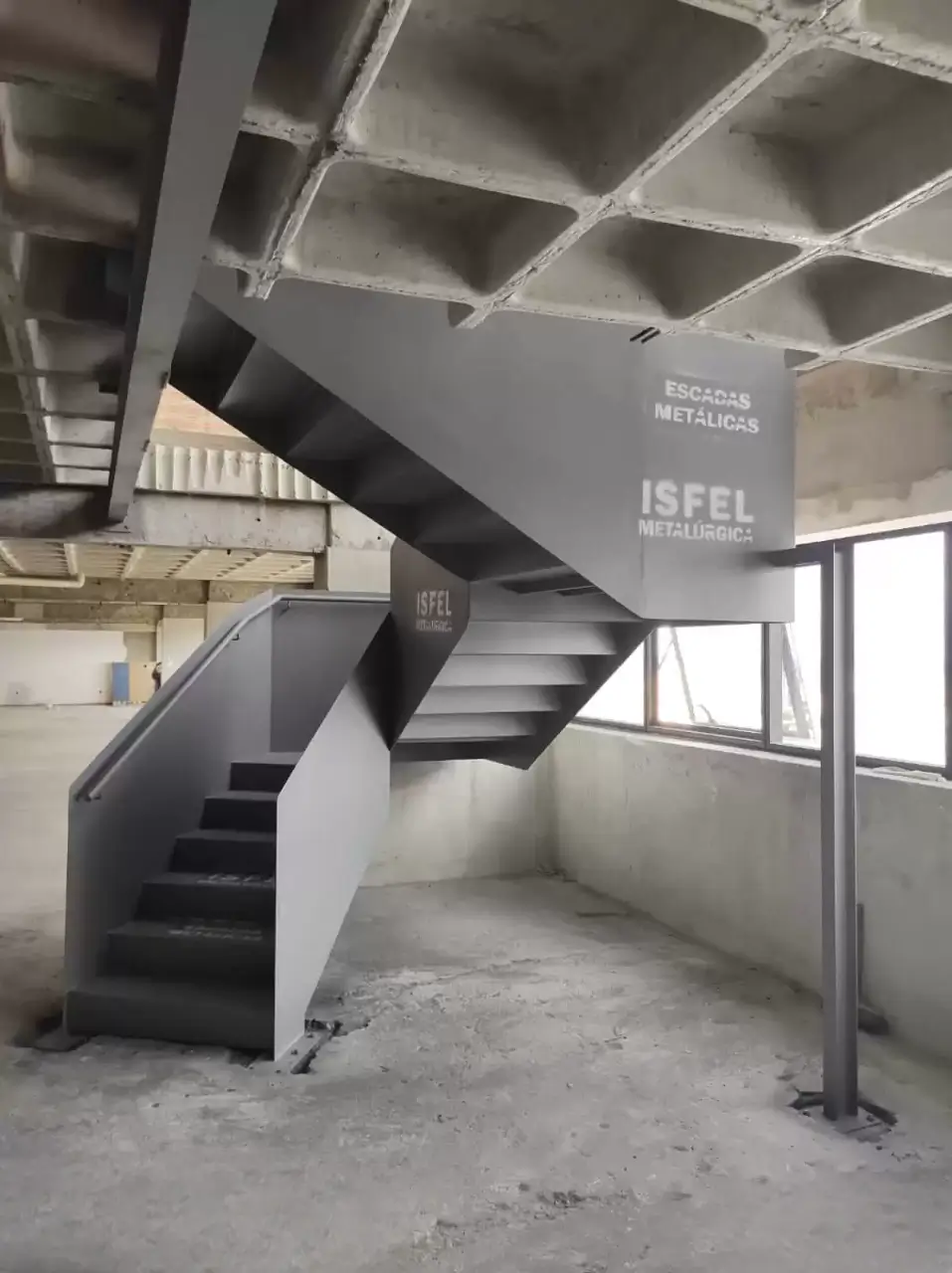 Escada Metálica em U | Isfel Metalúrgica