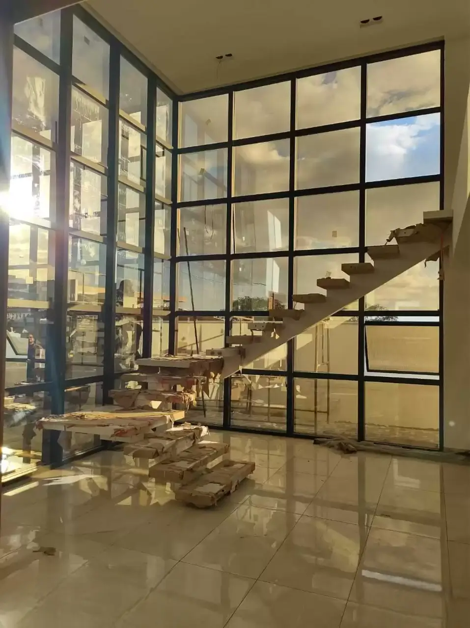 Escada Metálica em U coluna central | Isfel Metalúrgica