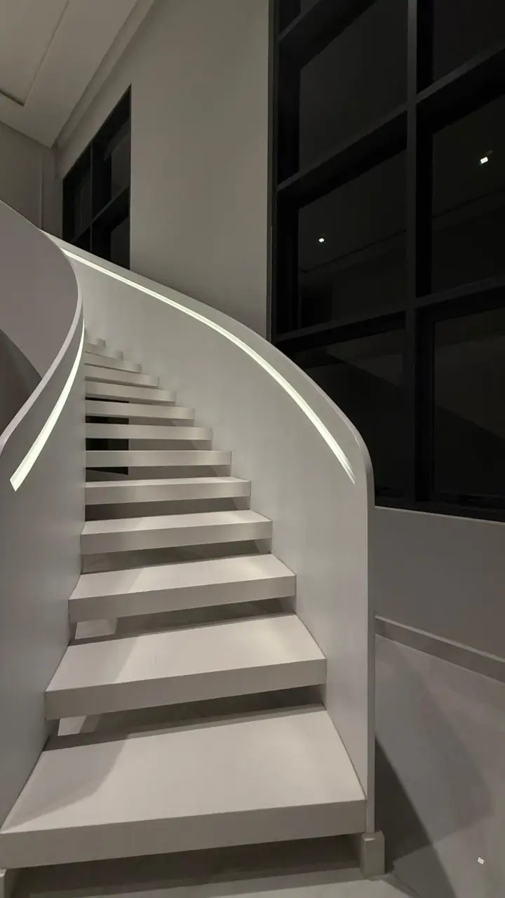 Escada Metálica Curva com detalhes em Led | Isfel Metalúrgica