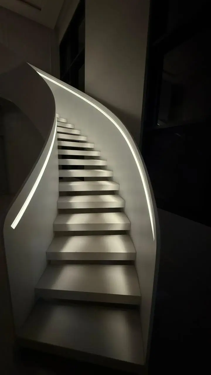Escada Metálica Curva com detalhes em Led | Isfel Metalúrgica