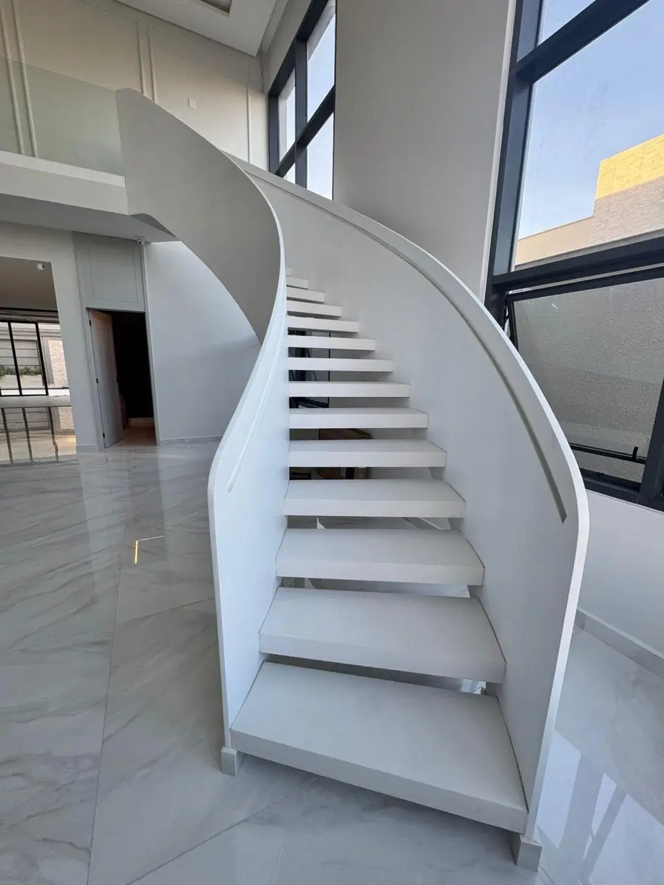 Escada Metálica Curva com detalhes em Led | Isfel Metalúrgica