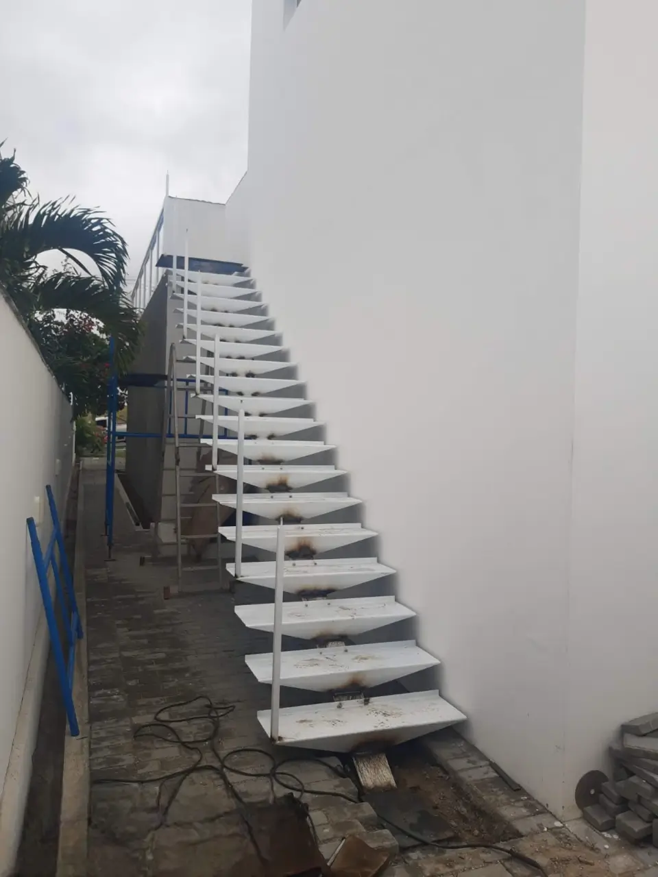 Escada Metálica Reta externa - Isfel Metalúrgica